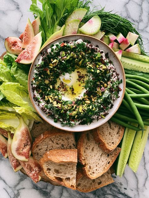 Labneh Board, Labneh Dip, Labneh Recipe, Bread Bakery, Grazing Board, Veggie Dip, Easy Bread Recipes, Perfect Appetizers, Middle Eastern Recipes