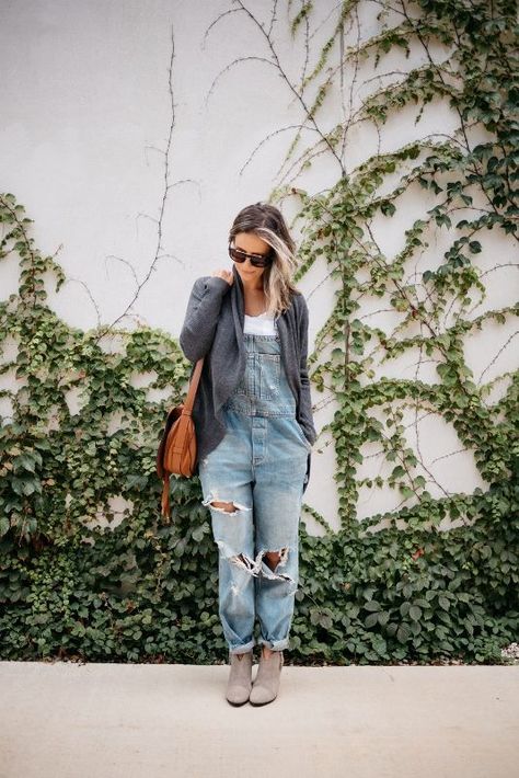 Bib Overalls For Women Outfit Ideas Fall, Denim Overalls Outfit Fall, Bib Overalls For Women Outfit Ideas, Womens Overalls Outfits, Overalls Chic, Overalls Outfit Fall, Jean Overall Outfits, Styling Overalls, Denim Overalls Outfit