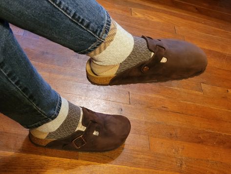 Oiled Leather Birkenstocks Clogs, Birkenstock Boston Habana, Birkenstock Boston Oiled Leather Outfit, Brown Boston Clogs Outfit, Leather Clogs Outfit, Birks And Socks, Birkenstock Boston Leather, Leather Birkenstocks, Birkenstock Sandals Outfit