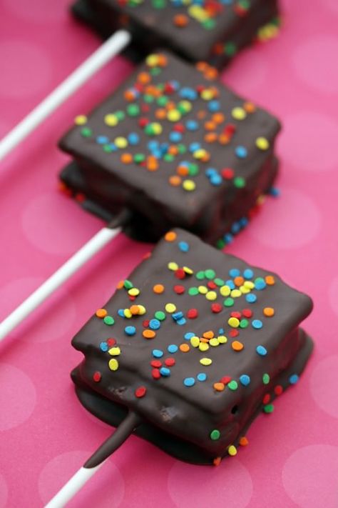 Smores Pops, Chocolate Smores, Smore Recipes, Cake Pop Recipe, S'mores, Köstliche Desserts, Eat Smarter, Chocolate Dipped, S Mores