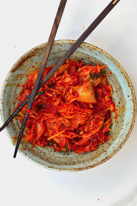 Kimchi served in a plate Protein Vegetarian Salad, Salad Recipes High Protein, Salads Lunch, Korean Food Side Dishes, High Protein Vegetarian, Cabbage Kimchi, Homemade Kimchi, Recipes High Protein, Protein Vegetarian