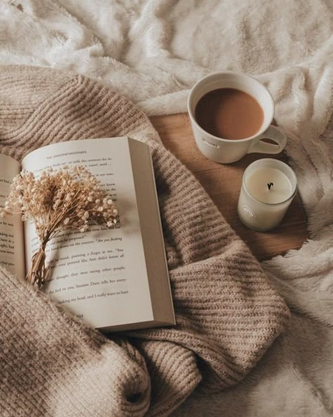 Book Aesthetic Photos, Beige Autumn Aesthetic, Book Tok Aesthetic, Book Asthetics Photos, Cozy Book Aesthetic, Flatlay Bookstagram, Lecture Aesthetic, Cozy Reading Aesthetic, Hygge Photography