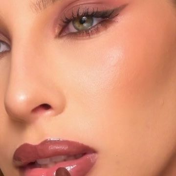 Leti Marcondes on Instagram: "new makeup trend alert 😍🚨👇🏻 hot chocolate makeup aka monochromatic brown makeup 🐻🍫 save this tutorial to try later :) @lauramercier caviar stick eyeshadow in cocoa @nablacosmetics side by side baby palette @rarebeauty perfect strokes gel eyeliner in true brown @hudabeauty one coat wow mascara @saiebeauty dew blush in spicy @kyliecosmetics matte lip crayon in thanks for nothing @rhode peptide lip tint in espresso *all gifted products" Hot Chocolate Makeup, Chocolate Makeup, Thanks For Nothing, Side Baby, Stick Eyeshadow, New Makeup Trends, Mocha Mousse, Lip Crayon, Brown Makeup