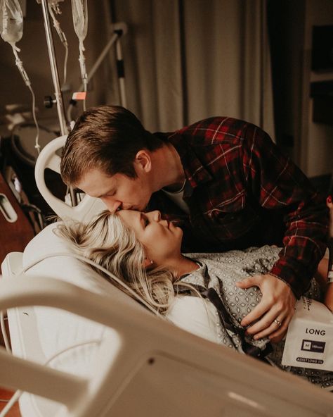 Mom and dad | labor and delivery | hospital newborn photography | family Delivery Room Photos Labor, Delivery Room Pictures, Labor Photography, Delivery Room Photography, Delivery Room Photos, Hospital Newborn Photography, Birth Photography Hospital, Labor Photos, Newborn Hospital Pictures