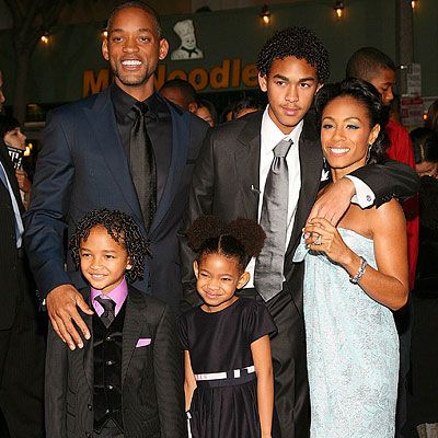 A little old but a good one of Will Smith, Jada Pinkett-Smith, kids Trey, Jaden and Willow. Will Smith Meme, Will Smith And Family, Will And Jada Smith, Trey Smith, Famous Moms, Smith Family, Jada Pinkett, Willow Smith, Celebrity Plastic Surgery