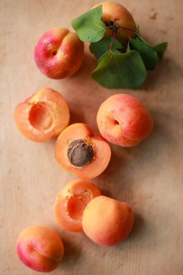 Apricots Fruit Photography, Beautiful Fruits, Apricot Kernels, Nectarine, Delicious Fruit, Tutti Frutti, Fruit And Veg, Summer Fruit, Beautiful Food