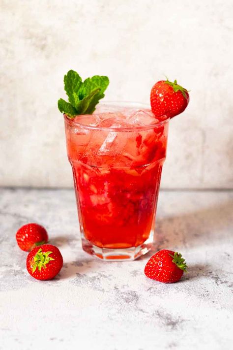 Sparkling Strawberry Mocktail Strawberry Mocktail Non Alcoholic, Mocktail Strawberry, Strawberry Mocktail Recipe, Strawberry Mocktail, Summer Drink Recipe, Mario Movie, Mint Simple Syrup, Summer Drink Recipes, Light Salad