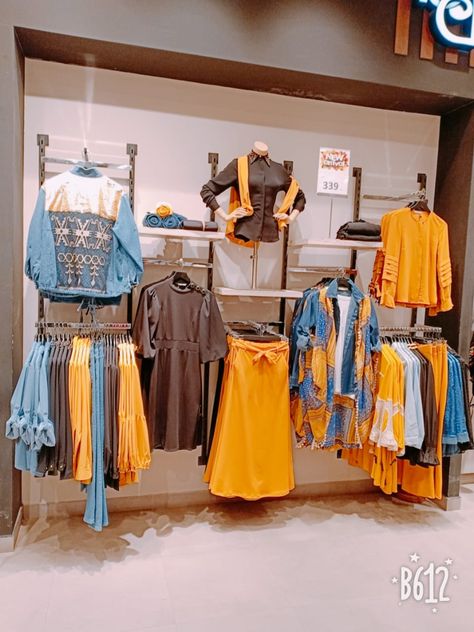 Visual Merchandising Ideas Clothing Store Displays, Visual Merchandising Fashion, Clothing Store Displays, Clothing Store Interior, Retail Store Display, Clothing Store Design, Fashion Displays, Store Design Boutique, Store Window Displays