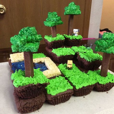 Wolf Birthday Cake, Mindcraft Cakes Tnt, Minecraft Tnt Cake, Tnt Cupcakes Minecraft, Minecraft Grass Block Cake, Cake Build Minecraft, Minecraft Wolf, Wolf Birthday, Minecraft Birthday Cake