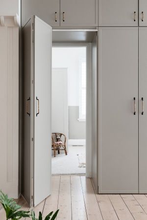 Dold Dörr, Secret Passageways, Make A Door, Pretty Storage, Modern Properties, Sleek Kitchen, Secret Door, Hidden Door, Door Ideas