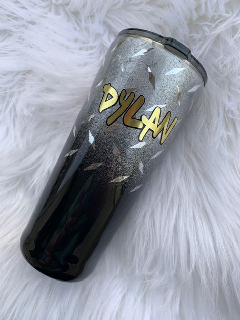 Diamond Plate Tumbler, Men Tumbler Ideas, Tumbler Designs For Guys, Mens Tumbler Cup Ideas, Custom Tumbler Ideas, Craft Jobs, Crafts For Selling, Yeti Cup Designs, Selling Ideas