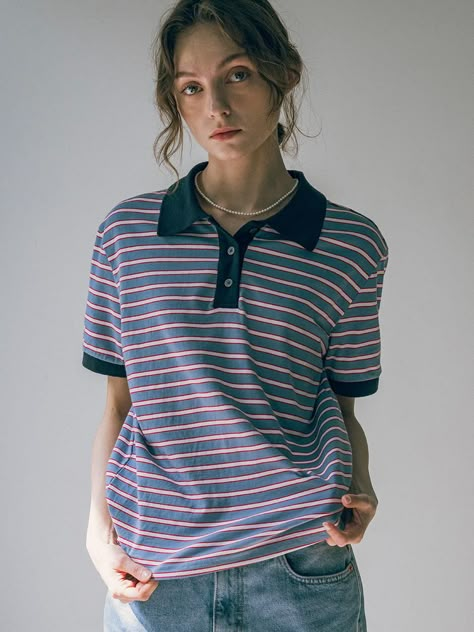 This is vanone atelier’s piqué shirt features a vintage multi-stripe pattern, making it easy to incorporate into any style. The contrasting colors on the collar and cuffs add a casual vibe, and the relaxed silhouette allows for versatile styling.- Ideal for daily wear- Can be paired with different bottoms to create various looks- A basic item that complements any outfit well Striped Vintage Shirt, Striped Polo Outfit, Polo Vintage Outfit, Striped Collared Shirt Outfit, Striped T Shirt Outfit, Oversized Polo Shirt Outfit, Polo Outfit Women's, Polo Shirt Outfit, 80s Fashion Summer