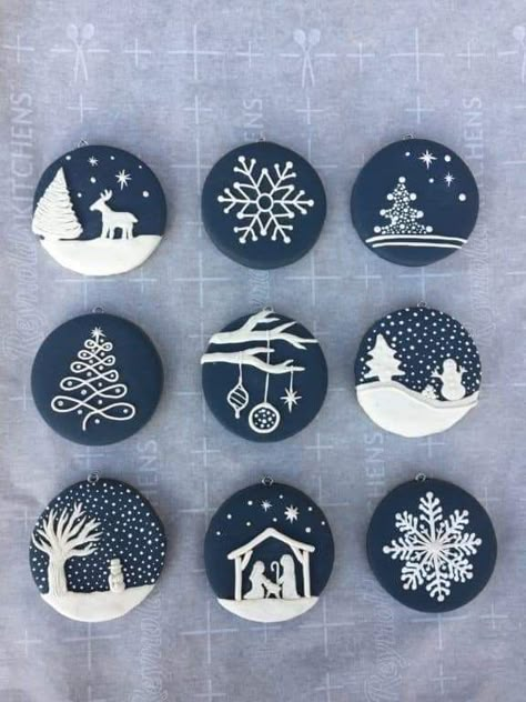 Clay Xmas Ornaments Handmade Christmas, Round Flat Christmas Ornaments, Christmas Ornaments Clay Polymer, Polymer Ornaments Christmas, Sculpey Clay Ornaments, Simple Painted Christmas Ornaments, Sculpey Clay Ideas Christmas, Polymer Clay Ornaments Christmas Diy, Sculpey Christmas Ornaments