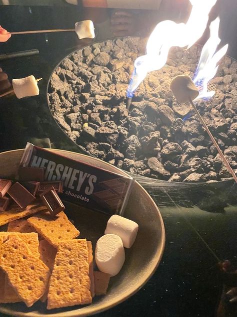 S’mores Bonfire, S’mores Campfire Aesthetic, Making Smores Aesthetic, S’mores Aesthetic, Smores Aesthetics, Liz Better Than The Movies, Lynn Painter Aesthetic, Campfire Aesthetic, Fall Smores