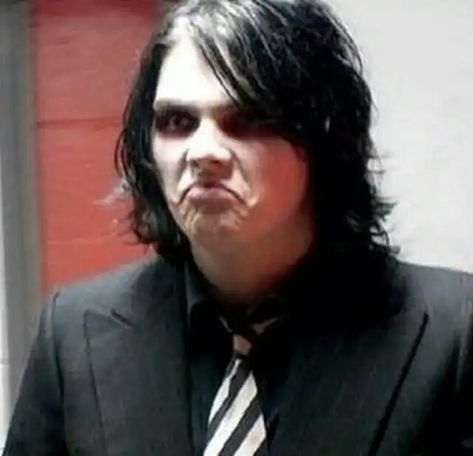 Gerard Way Memes, No Reaction, Punk Fashion Diy, Mcr Memes, Emo Memes, I Love Mcr, Black Parade, Halloween Vampire, Frank Iero