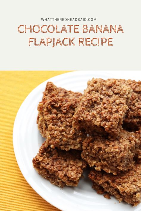 Chocolate Banana Flapjack Recipe - What the Redhead said Banana Flapjack, Healthy Flapjack, Chocolate Flapjacks, Flapjack Recipe, Banana Snacks, Chewy Granola, Overripe Bananas, Berries Recipes, Sweet Treats Recipes