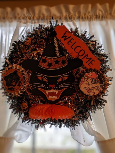 Vintage Halloween Wreath, Vintage Halloween Costume Necklaces, Vintage Halloween Ornaments Diy, Vintage Halloween Crafts, Vintage Halloween Beistle, Halloween Breakfast, Happy Halloweenie, Vintage Halloween Assemblage, Diy Halloween Wreath