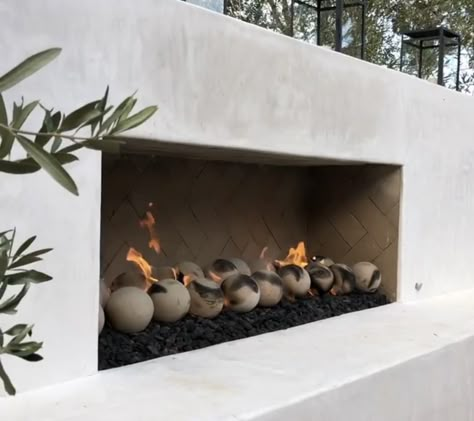 Modern Outdoor Fireplace With Tv, Retaining Wall Fireplace, Outdoor Tile Fireplace, Outdoor Plaster Fireplace, Outdoor Fireplace Decorating Ideas, Stucco Outdoor Fireplace, Outdoor Gas Fireplace Ideas, Outdoor Fireplace Wall, Concrete Outdoor Fireplace