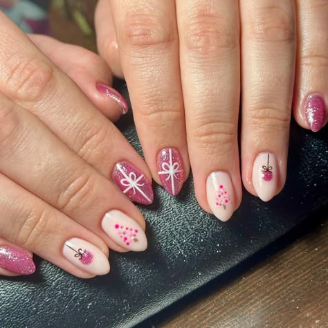 Dot Christmas Tree Nails, Gel Mani Short Nails Christmas, Winter Christmas Nails 2024, Christmas Tree Nail Ideas, Pink Christmas Tree Nails, Pinkmas Nails, Christmas Wreath Nails, Holiday Pedicure Ideas, Xmas Nails Pink