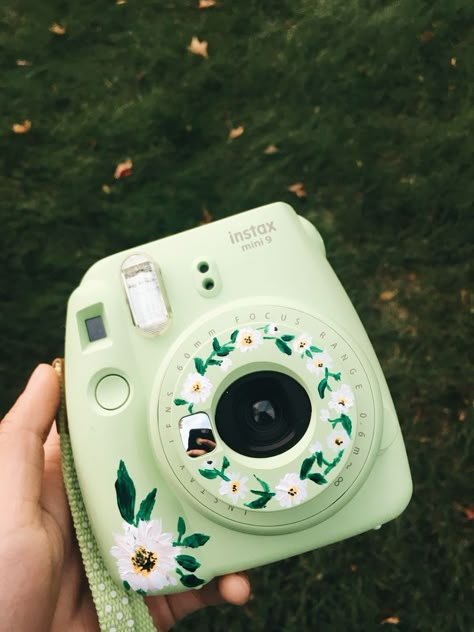 Polaroid Camera Ideas, Aesthetic Mint, Polaroid Instax Mini, Camera Painting, Art Camera, Mint Aesthetic, Polaroid Cameras, Polaroid Instax, Instax Mini Camera