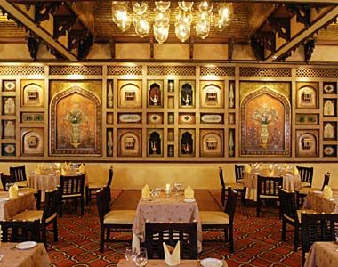 Best Indian cuisine...the Taj Majal Hotel in New Delhi Resturant Interior, Big Houses Interior, Luxury Restaurant Interior, Theme Restaurant, Indian Interior Design, Interior Designers In Delhi, Restaurant Themes, Indian Interiors, Luxury Restaurant