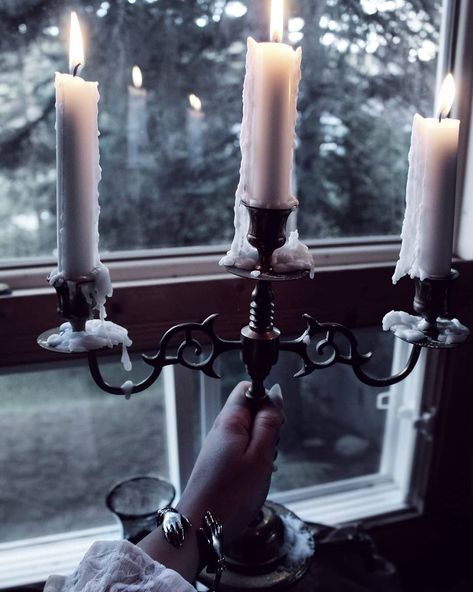 Emeline 👻 on Instagram: “Murmures, non-dits, secrets de fantômes dispersées dans la nuit. 🌙🕯 °  #darkness #candles #gothic #victorian #bloodmilk #goth #shadows…” Photo Phone Wallpaper, Candles Gothic, Victorian Era Aesthetic, Wallpaper Gothic, The Dark Ages, Dark Acadamia, Victorian Aesthetic, Dark Romantic, Southern Gothic