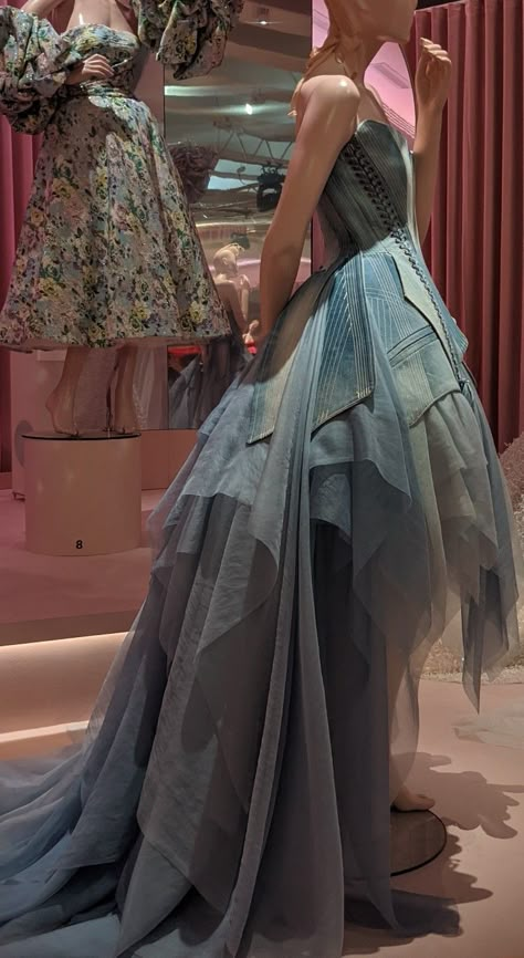 Davidov Imagined a rebellious figure invading the exclusive ballrooms of the Versailles Palace. Dress codes familiar from ball gowns-the corset, the Rococo silhouette, and haute couture techniques-are used here as a form of camouflage providing access to the ball. The gown, however, is made of used, torn jeans that have been disassembled and repurposed. Recycled Runway Fashion, Denim Ball Gown, Junk Couture Inspiration, Denim Prom Dress, Junk Couture Dresses, Denim Haute Couture, Recycled Gown Ideas, Haute Couture Corset, Junk Couture