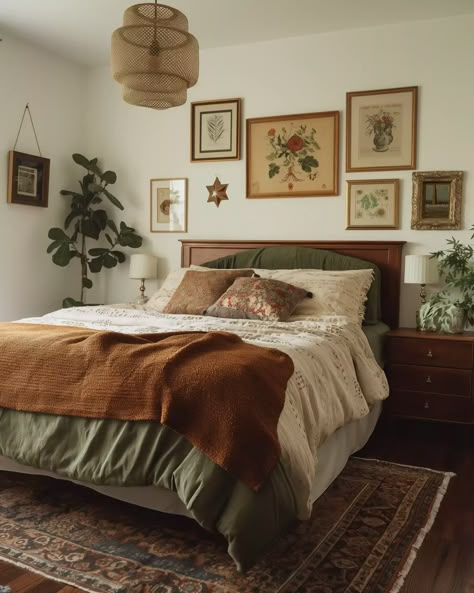 Unique Cozy Bedroom, Small Bedroom With Dark Furniture, How To Style Bedroom Walls, Bedroom Design Earth Tones, Desert Color Bedroom, Granola Bedroom Ideas, Earth Tone Bedding Bedroom Ideas, Pnw Bedroom Aesthetic, Small Bedroom Styling