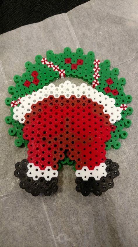 Perler Bead Santa, Pisla Ideas Christmas, Christmas Pony Bead Patterns, Fuse Beads Christmas Patterns, Christmas Fuse Bead Patterns, Hama Bead Christmas Decorations, Perler Christmas Patterns, Perler Bead Ideas Aesthetic, Grinch Perler Bead Patterns