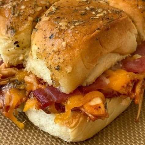 Sides For Bbq Chicken, Sides For Bbq, Bbq Chicken Sliders Recipes, Bbq Chicken Sides, Bacon Sliders, Pork Sliders Recipes, Bacon Rolls, Bbq Sliders, Easy Slider Recipes