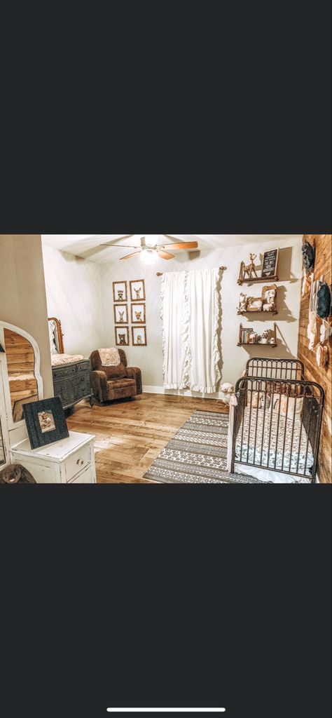 Antique Western Nursery, Nursery Ideas Neutral Rustic, Vintage Western Nursery, Cowgirl Nursery Theme, Chic Nursery Girl, Southern Nursery, Nursery Dresser Decor, Western Baby Girls, Country Room