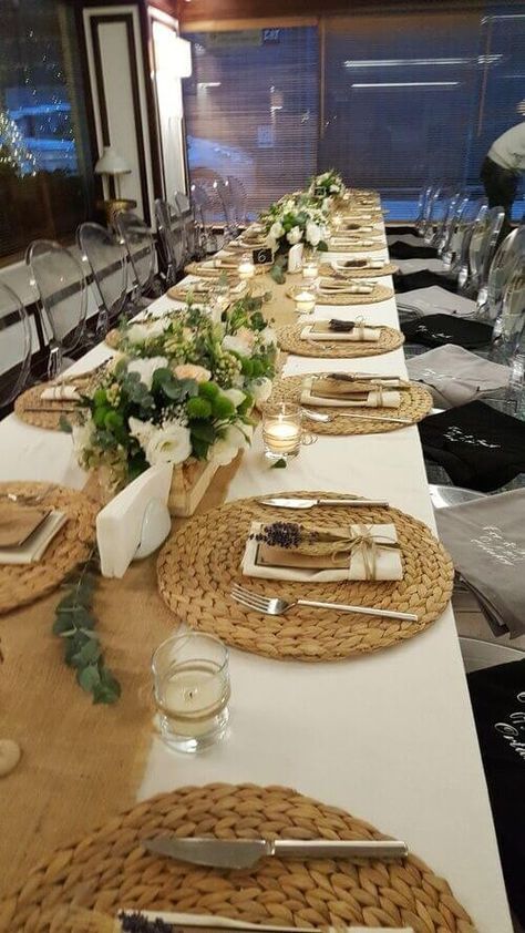 Rustic Dinner Party Decorations, Tablesetting Ideas Simple, Rustic Table Setting Dinner Party, Wedding Table Clothes, Dorm Table, Rustic Dinner Tables, Clothes For Wedding, Green Table Settings, Green Tablescape