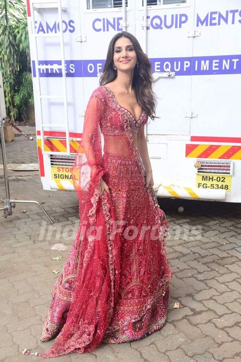 Vaani Kapoor spotted in the city in a dark pink lehenga Vaani Kapoor Lehenga, Dark Pink Lehenga, Pink Lengha, Vaani Kapoor, Indian Bride Makeup, Lily Maymac, Nancy Momoland, Traditional Indian Dress, Pink Lehenga