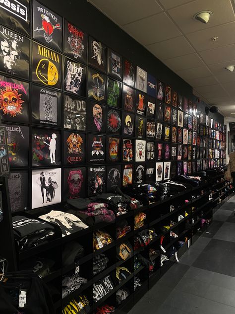 Tshirt Store Display Ideas, Hmv Store Aesthetic, Store Displays Clothing, Band Tshirt Aesthetic, Tshirt Display Ideas Retail, Small Clothing Store Interior, Bands Aesthetic, Merch Stand, Fashion Shop Interior