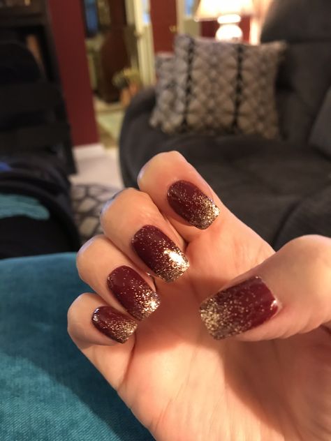 Cranberry and gold sparkle ombré nails for fall. Maroon And Gold Glitter Nails, Cranberry Nails With Gold, Maroon And Gold Ombre Nails, Maroon Nails Gold Accent, Crimson And Gold Nails, Red Gold Ombre Nails, Burgundy Nails With Gold Glitter, Maroon Gold Nails, Ombre Nails Fall Colors