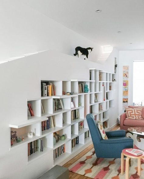 High Feline Design: 10 Modern Homes with Built-In Cat Friendly Features - WebUrbanist Cat Architecture, Reading Room Design, Row House Design, Creative Bookshelves, Brooklyn Brownstone, Animal Room, Living Room Diy, Modern Diy, Book Shelf