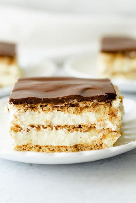 No Bake Eclair Cake, Eclair Cake Recipes, Chocolate Eclair Cake, Eclair Cake, Potluck Desserts, Chocolate Eclair, A Piece Of Cake, Chocolate Topping, Instant Pudding