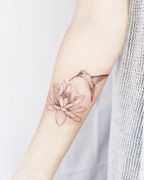 𝕽𝔞𝔪ɨ 𝕸𝔬𝔫𝔯𝔬𝔢 (@rami.aya.kintsugi) posted on Instagram • Oct 29, 2021 at 3:40am UTC Realistic Hummingbird Tattoo, Flower Tattoo On Arm, Idaho Tattoo, Flowers Tattoo Ideas, Tattoo Single Needle, Animal Lover Tattoo, Magnolia Tattoo, Remembrance Tattoos, Single Needle Tattoo