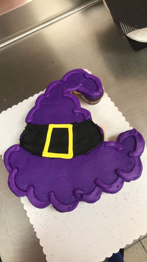 witch hat Halloween cupcake cake Halloween Cupcake Cake, Pasteles Halloween, Witch Cupcakes, Witch Cake, Halloween Cake Decorating, Pull Apart Cupcake Cake, Pull Apart Cake, Buckwheat Cake, Cupcakes Recipes