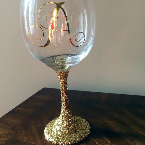 The are red wine glasses that have glitter stems with a vinyl letter. I will customize them to your taste. Can do a letter, monogram, wedding names and date. Glitter colors available are gold, silver, black, white, red, royal blue, purple, green or pink. Vinyls are same colors above. Glitter color and vinyl don't have to match if want more variety. These are handmade to order takes 3-5 days to make. Wedding Souvenirs Diy, Gold Wine Glasses, Coffee Mug Crafts, Diy Wine Glasses Painted, Wedding Wine Glasses, Purple Wine, Diy Wine Glasses, Decorated Wine Glasses, Hand Painted Glasses