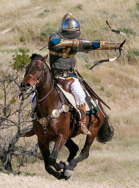 horseback archer strictly speaking not byzantine but a cataphract nonetheless Horse Archer, Horse Archery, Persian Warrior, Cow Boys, Historical Warriors, Ancient Persia, Empire Romain, Ancient Warfare, Historical Armor