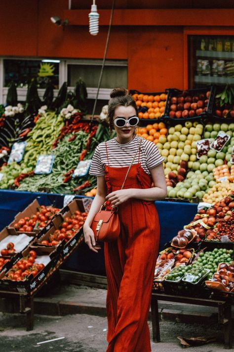 White Sunglasses Outfit, Red Maxi Skirt Outfit, Red Maxi Dress Outfit, Red Tshirt Outfit, Red Maxi Skirt, Embroidered Sneakers, Different Types Of Sneakers, Gucci Ace Sneakers, Summer Prints Fashion