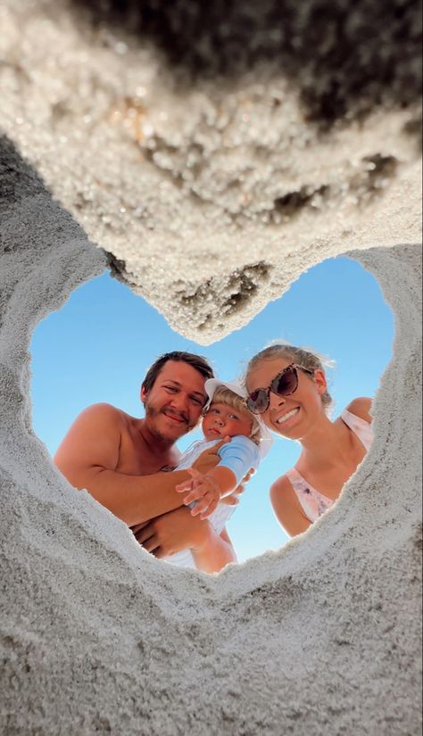 cute heart family beach photo Heart In Sand, Family Beach Pictures Poses, Sand Pictures, Beach Trends, Beach Heart, Beach Selfie, Family Beach Pictures, Beach Family Photos, Beach Pictures Poses