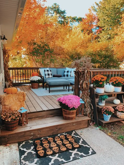 Fall Deck, Fall Patio, Tattoo Plant, Fall Front Porch, Fall Outdoor Decor, Front Porch Decorating, Fall Decorations Porch, Fall Outdoor, Outdoor Deck