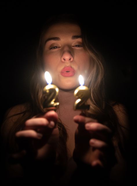 Circle Light Photoshoot, Blowing Candles Birthday, 21st Birthday Pictures, Birthday Candle Photography, Candle Photoshoot, 22 Birthday, Cute Birthday Pictures, 21st Birthday Photoshoot, Birthday Ideas For Her