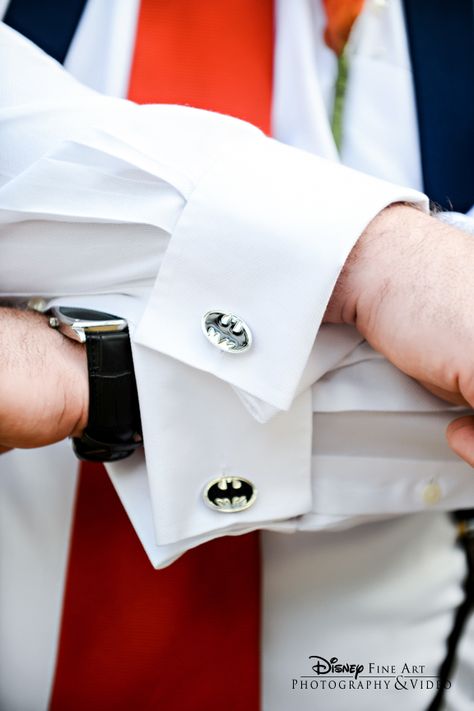 Para cualquier ocasión. Batman Wedding Theme, Batman Cufflinks, Batman Wedding, Superhero Wedding, Nerdy Wedding, Batman Theme, Geek Wedding, Superhero Shirt, Space Wedding