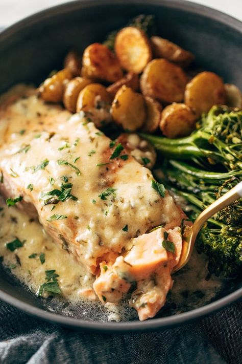 Summer Salmon Recipes, Broccoli Salmon, Lemon Sauce Recipe, Salmon Recipes Baked, Christmas Starter, Pro Metabolic, Starter Ideas, Potatoes Broccoli, Salmon And Broccoli