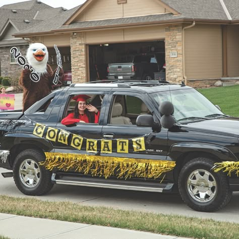 Graduation Car Decor, Graduation Garland, Parade Float Decorations, Diy Graduation Decorations, Elementary Graduation, Floating Decorations, Graduation Party Planning, Garland Backdrops, College Graduation Parties