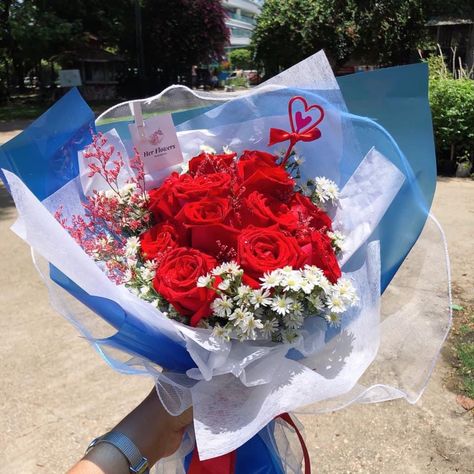 Red Flower Bouquet, Red Rose Bouquet, Red Rose Flower, Blue Bouquet, Flower Therapy, Flower Bouquets, Blue Hydrangea, Rose Bouquet, Floral Bouquets