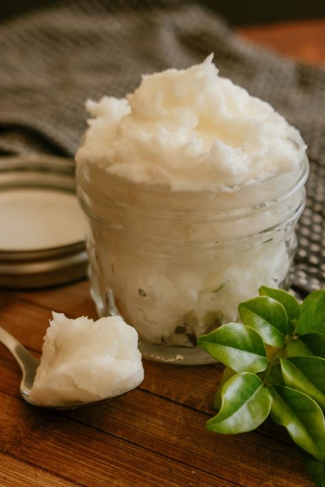 How to make a homemade magnesium lotion at home with just a few simple ingredients. This recipe is made with only natural ingredients and will provide a boost of magnesium without the tingle or itch that topical magnesium oil sprays can create. Plus, skin will be left feeling soft, smooth and moisturised. Diy Body Cream, Magnesium Butter, Magnesium Cream, Topical Magnesium, Magnesium Flakes, Magnesium Oil Spray, Magnesium Lotion, Deodorant Recipes, Magnesium Spray